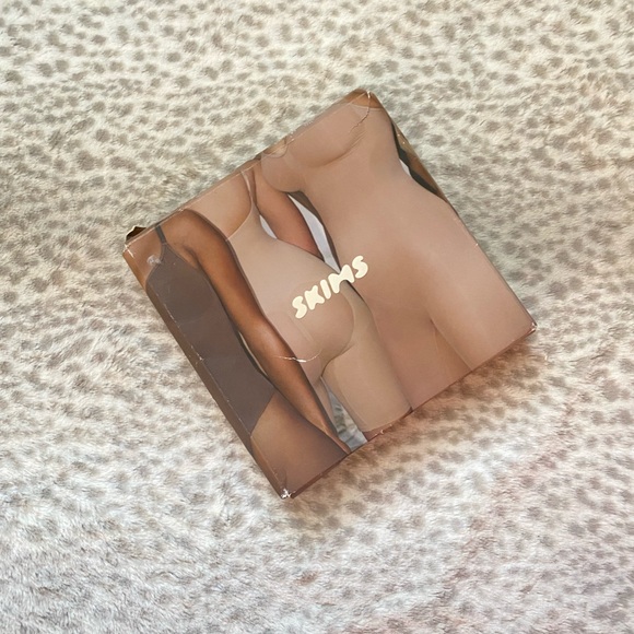 Skims Sculpting Bodysuit - Picture 2 of 8